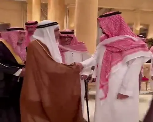 [فيديو] نائب أمير الشرقية يتلقّى تعازي أهالي القطيف في وفاة جدته