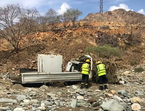 [صور] ضحايا سيول الجنوب.. انتشال 5 جثث.. والبحث عن اثنين في صبيا والريث