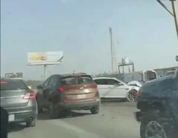طريق الجبيل.. إصابتان في حادث عند نقطة الضبط الأمني