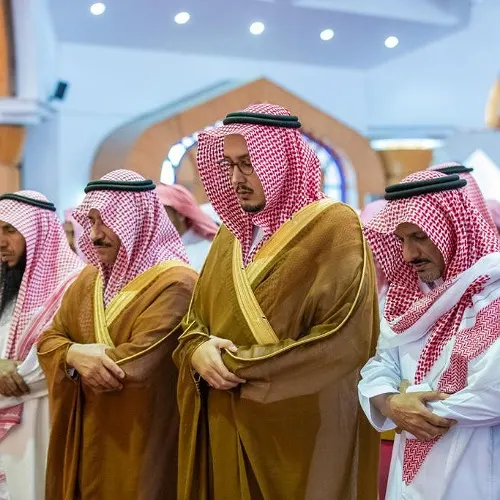 نائب أمير الشرقية يؤدي صلاة الميت على راكان آل حثلين