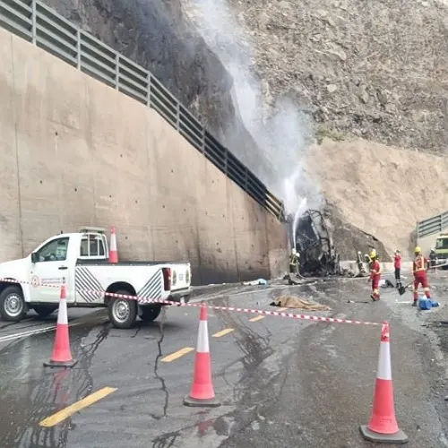 مأساة في عسير.. انقلاب حافلة يودي بحياة 20 ويصيب 29 في عقبة شعار