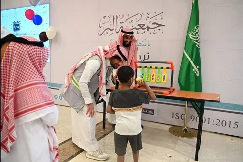 بهدايا نقدية وكسوة العيد.. أمير الشرقية يعايد أيتام جمعية البر بالمنطقة