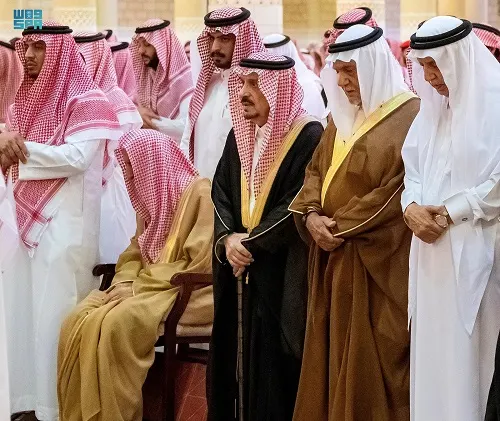 أمير الرياض يؤدي صلاة الميت على الأمير عبدالرحمن بن عبدالله