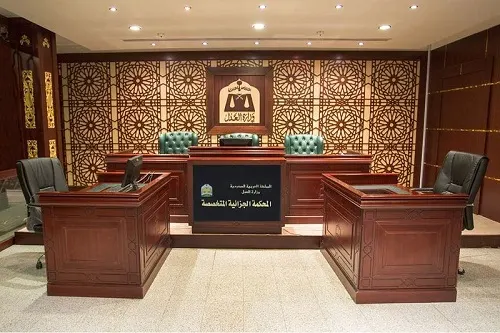 المحكمة الجزائية تدعو المتهم عادل معكفي إلى حضور جلسة 10 شوال