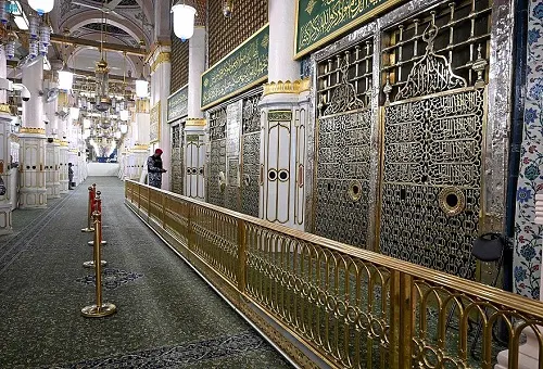 [صور] تركيب الحاجز النحاسي المذهب المحيط بالحجرة النبوية