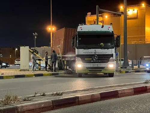 شاحنة تصطدم بإشارة في سيهات وتتسبب في فوضى مرور