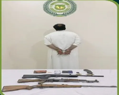 الرياض.. مواطن يستعرض بـ “حشيش” و حبوب “مشبوهة” وأسلحة