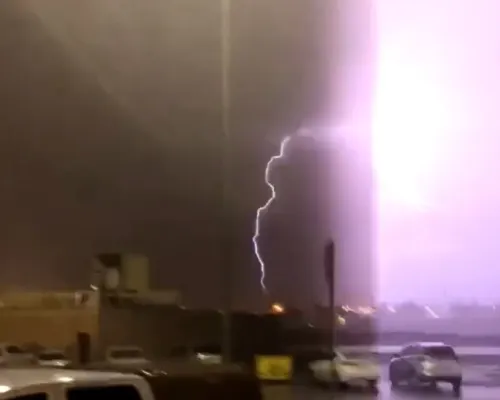 الرياض.. سقوط مظلة مجمع يُثير الهلع.. ولا إصابات