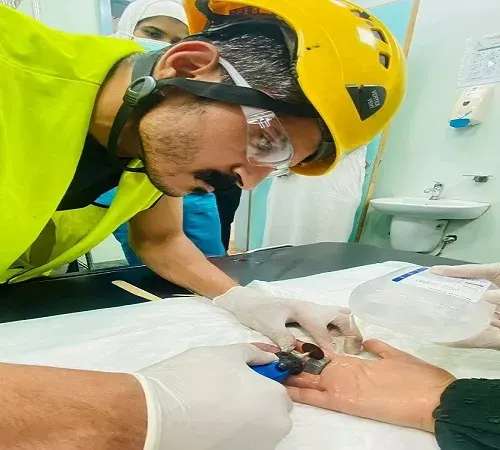 مدني بريدة يحرر يد طفلة علقت في قطعة معدينة
