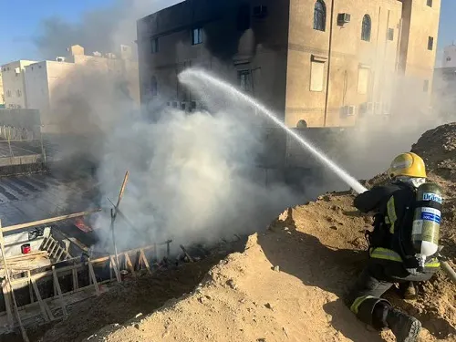 الدفاع المدني يسيطر على حريق أخشاب في مكة