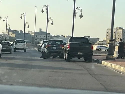 “دعسة بريك” تشبك 3 سيارات في سيهات