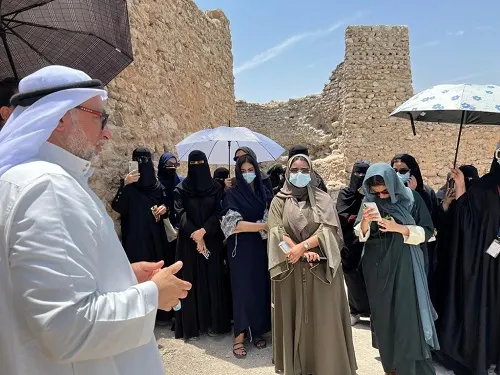 بعد طالبات التاريخ.. 40 طالبة إرشاد سياحي يتجولن بين آثار القطيف