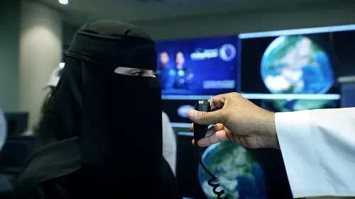“ألو”.. مكالمات فضائية بين برناوي والقرني وطلاب في السعودية