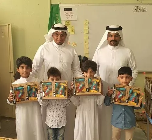 معلم ابتدائي يحتفل مع طلابه بقرب نهاية العام