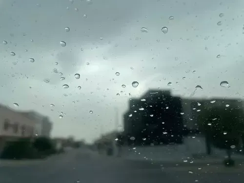 غيم وحر وجفاف.. المطر في القطيف “يتغلّى”…!