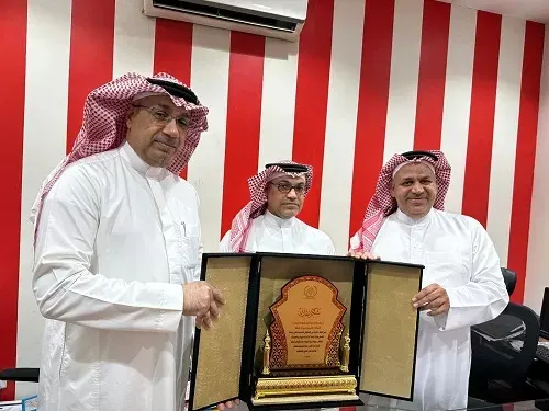 “حديد الراية” تدعم جمعية “سنابس”.. والزوري يكرمها بدرع تذكاري