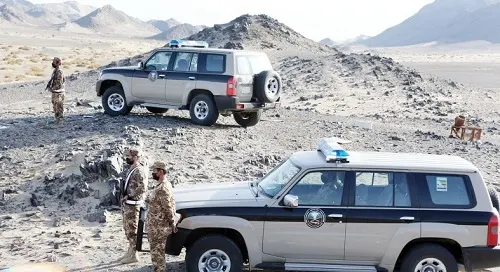 عسير.. احالة سعودي للنيابة.. نقل 8 مخالفين في سيارته