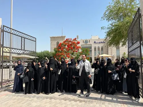 طالبات التاريخ يتجوّلن بين آثار القطيف ومواقعها السياحية