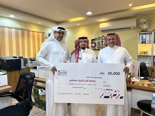“فايف ستار” يدعم جمعية سنابس بـ 20 ألف ريال