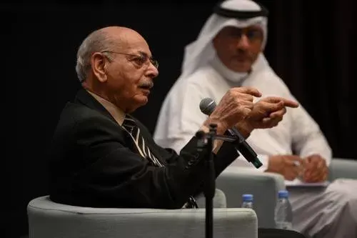 علي العلاق من “إثراء”: الشاعر الحقيقي نشمّ في عظامه رائحة الأسلاف