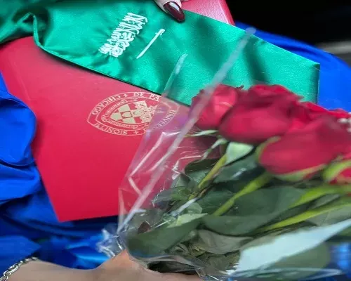الزميل آل محفوظ يحتفل بماجستير كريمته “إسراء”