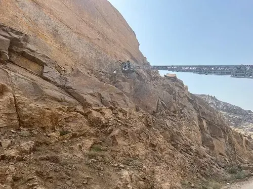 نجران.. رافعات الدفاع المدني تُنقذ محتَجزاً في منحدر جبل