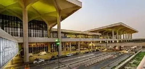 انقطاع الكهرباء في مطار الملك فهد.. وتعديل مواعيد الرحلات