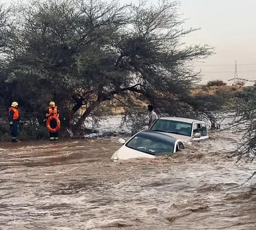 إنقاذ 3 محتجزين داخل سيارتين في سيول الطائف