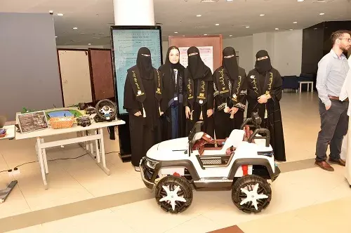 طالبات “الإمام” يبتكرن جهازاً لتنبيه السائق “النعسان”