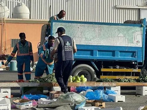 أمانة الشرقية تصادر 36 طن خضار وفواكه من مخالفي فيصلية الدمام