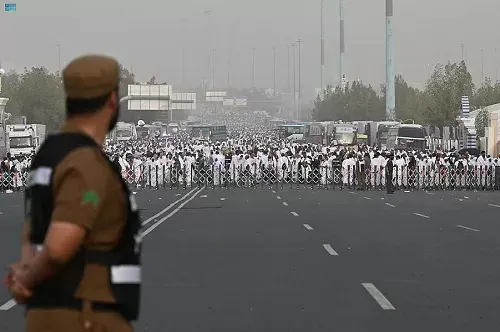 الحجاج ينفرون إلى مزدلفة ويسلكون أطول طريق مشاة في العالم