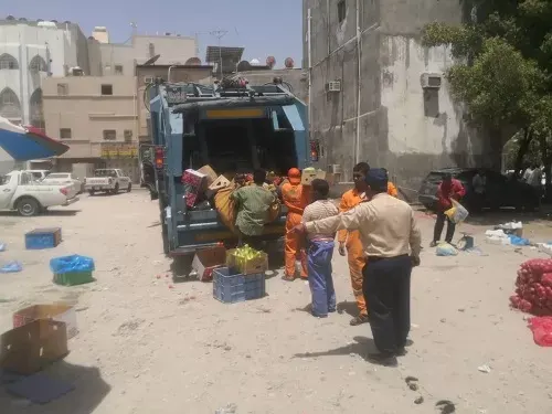 القطيف.. مصادرة 480 كجم خضاراً وفواكه تالفة