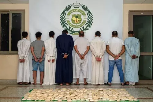 شاحنة ووكر.. 8 مجرمين يروجون 410 ألف حبة إمفيتامين في جدة