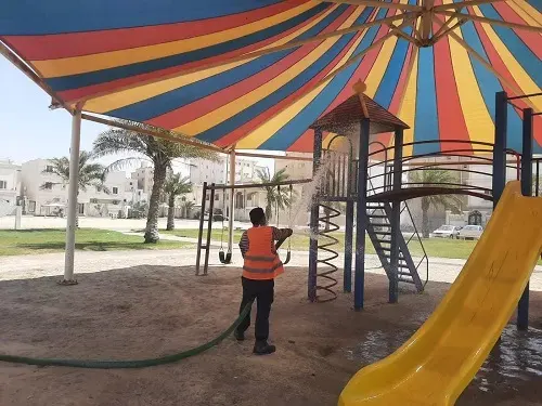 استعداداً للعيد.. تعقيم حدائق القطيف وميادينها