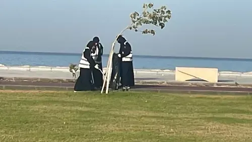 بعد الرملة البيضاء.. 120 من شباب القطيف ينظفون الشاطئ