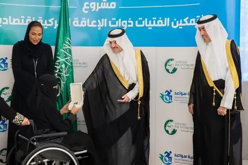 أمير الشرقية يسلم سيارات ذوات الإعاقة من مستفيدات “سواعد”