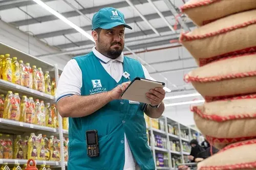 “التجارة” تستعد لموسم الحج بمراقبة الأسعار.. ووفرة السلع في 13 ألف منفذ