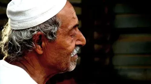 أبو باكُرْ.. فلّاح من جيل “الأكّارين” يمنح “أم الخير” نهاراته