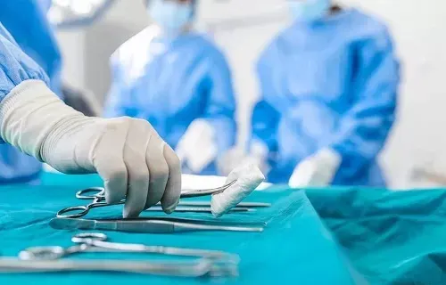في مكة وبريدة.. إنقاذ سيدة قطع شريانها واستئصال ورم بحجم 3 كجم من أخرى