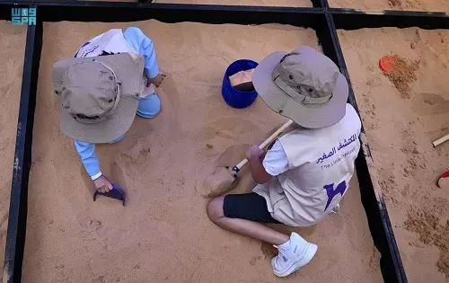 في تبوك.. آثاريون صغار