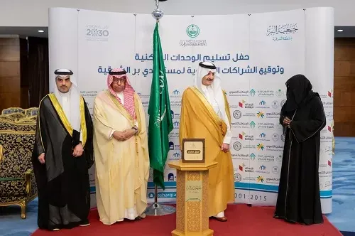 أمير الشرقية يبارك تسليم 50 وحدة سكنية جديدة لأسر جمعية البر