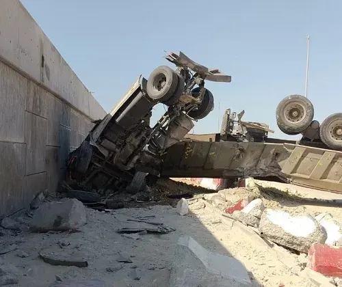 انقلاب شاحنة بعد اصطدامها بحواجز كوبري صفوى