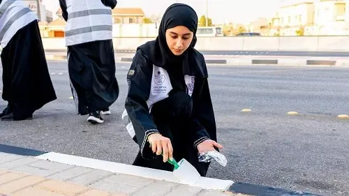 حاضرة الدمام.. 30 متطوعاً ومتطوعة يقضون 240 ساعة في طلاء البردورات