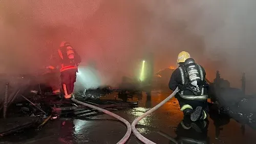 تبوك.. إخماد حريق مستودع دون إصابات