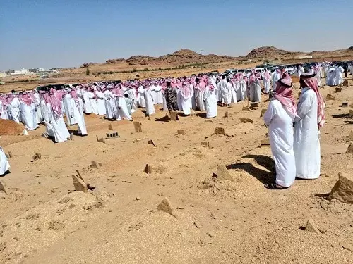 الرس حزينة.. تشييع أسرة كاملة توفيت في حادث مرور