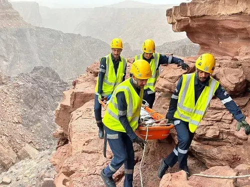تبوك.. إنقاذ شخص سقط من مرتفع جبلي