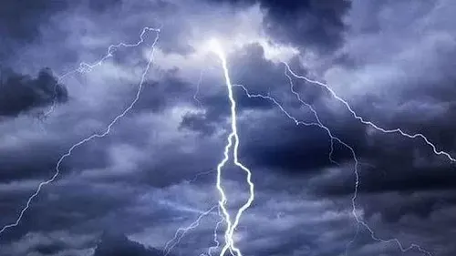 طقس اليوم.. أمطار رعدية و جريان سيول و بَرَد في 5 مناطق
