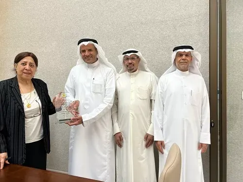 “خيرية الأوجام” تكرم الدكتورة عائشة المانع