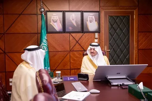 أمير الشرقية يطلع على أعمال جائزة الأميرة صيتة