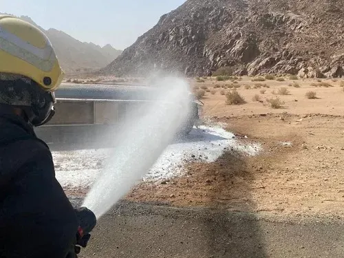 ضباء.. انقلاب ناقلة وقود ونقل قائدها إلى المستشفى